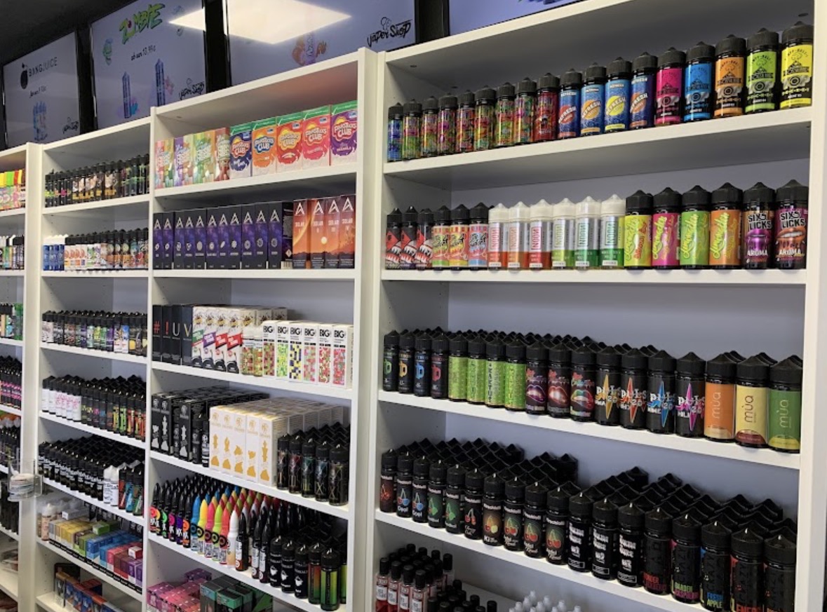Regalwand mit großer Auswahl an Premium-Liquids