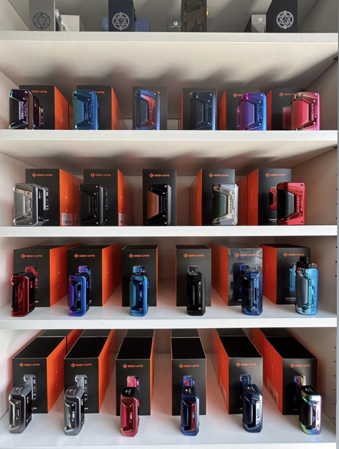 Großes Regal voller Geekvape Geräte